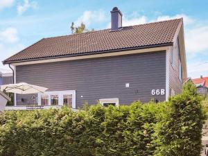 uma grande casa cinzenta com um telhado castanho em Apartment Frederikstad II em Fredrikstad