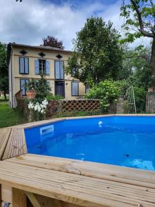 una gran piscina azul frente a una casa en Maison gîte tranquille et nature., en Verdun-en-Lauragais