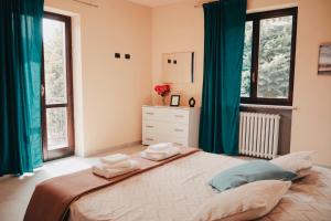 una camera da letto con un grande letto con tende verdi di Casa Calandri - Elegante Appartamento Free Wi-FI a Margarita