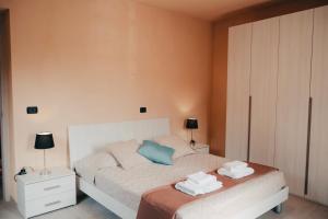 una camera da letto con un letto e asciugamani di Casa Calandri - Elegante Appartamento Free Wi-FI a Margarita