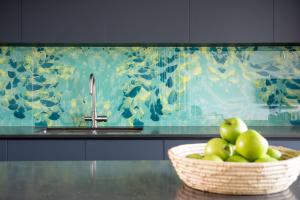 Una cesta de manzanas en una cocina con fregadero. en Novella I Private Properties, en Dunsborough 19 fotos más