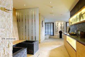 Una cocina o cocineta en Aspen Alpine Lifestyle Hotel