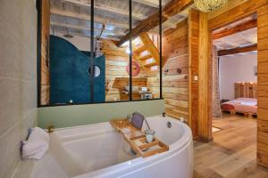 uma casa de banho com uma grande banheira num quarto em La Maison Occitane - Charmante maison pour 4 em Caunes-Minervois