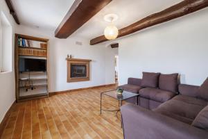 ein Wohnzimmer mit einem Sofa und einem TV in der Unterkunft Le Masage - Appt pour 6 vue montagne in Castagniers