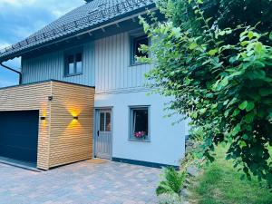 a house with a garage with a smiley face on it at Ferienwohnung Derscheid in Much