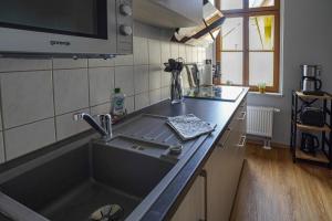 uma cozinha com um lavatório e uma bancada em Abendsonne em Naumburg