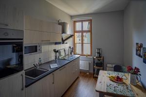 uma cozinha com um lavatório e uma mesa em Abendsonne em Naumburg