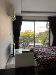 - une chambre avec un lit et une vue sur un balcon dans l'établissement MALDIVES (Laguna Beach Resort 3), à Jomtien Beach