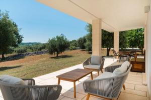 patio con sedie e tavolo con vista di Villa Solivetta a Martina Franca