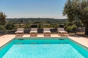 una piscina con due sedie e una piscina di Villa Solivetta a Martina Franca