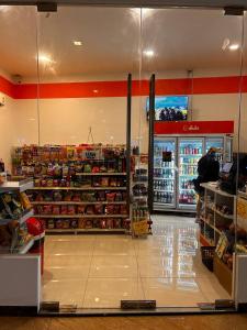 un couloir de magasin avec une épicerie proposant de nombreux produits dans l'établissement MALDIVES (Laguna Beach Resort 3), à Jomtien Beach