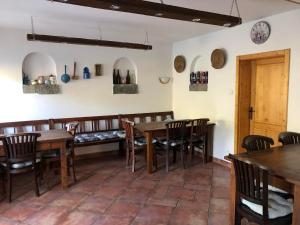 comedor con mesas y sillas de madera en U Oslíka, en Zdíkov