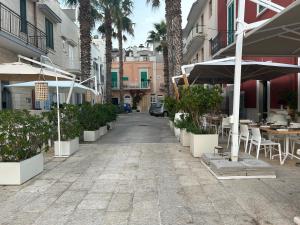薩維勒特里的住宿－Casa Gallo，一条带桌椅和遮阳伞的空街道