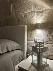 薩維勒特里的住宿－Casa Gallo，一间卧室配有一张床和一张带台灯的桌子