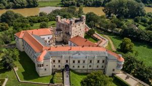 una vista aérea de un antiguo castillo con árboles y agua en Tölgyes - völgy Vendégház en Makkoshotyka