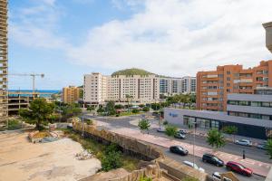 een luchtzicht op een stad met gebouwen bij Atrium Beach - Cala de Villajoyosa in Villajoyosa