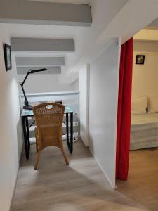 ein Zimmer mit einem Schreibtisch, einem Stuhl und einem Bett in der Unterkunft Cap d'agde VUE MER in Cap d'Agde