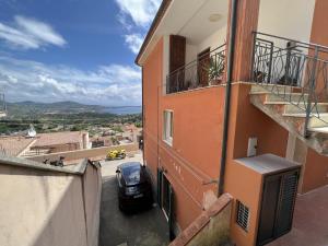 Nespecifikovaný výhled na hory nebo výhled na hory při pohledu z prázdninového domu