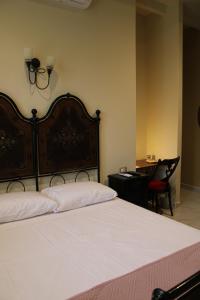 1 dormitorio con 1 cama grande y escritorio en Gli Alloggi De Il Piccolo Borgo, en Castel Maggiore