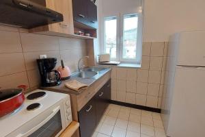 a small kitchen with a stove and a sink at Old Port View Apartment, διαμέρισμα στο κέντρο 2 υπνοδωματίων in Corfu Town