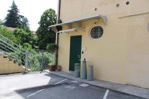 un edificio con una puerta verde y una puerta en Gli Alloggi De Il Piccolo Borgo, en Castel Maggiore