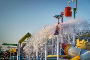 uma fonte de água num parque de diversões com um escorrega aquático em Hotel Kanali em Kanali
