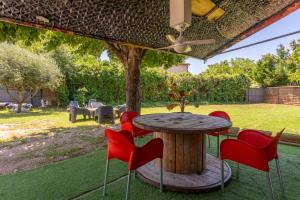 ル・リュックにあるRez de Villa - Le Lucの庭の傘下のテーブルと椅子