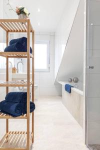 a bathroom with a shower and a shelf with blue towels at Top ausgestattet Netflix Wifi Veltins Arena in Gladbeck