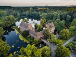 an aerial view of a castle on a lake at Top ausgestattet Netflix Wifi Veltins Arena in Gladbeck