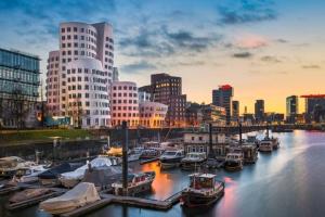 un grupo de barcos atracados en un puerto de una ciudad en Top Ausstattung Netflix Wlan Messe Altstadt, en Düsseldorf