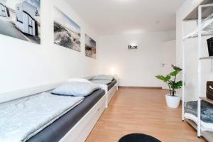 1 dormitorio con paredes blancas y 1 cama grande en Top Ausstattung Netflix WLAN Landschaftspark, en Duisburg