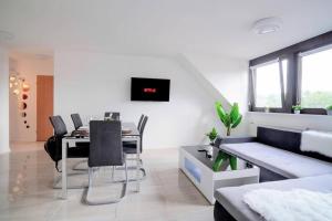 ein Wohnzimmer mit einem Tisch und einem Sofa in der Unterkunft Top Equipped Netflix WLAN CentrO OLGA-Park in Oberhausen