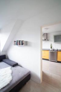 Dieses weiße Zimmer verfügt über ein Bett und eine Küche. in der Unterkunft Top Equipped Netflix WLAN CentrO OLGA-Park in Oberhausen