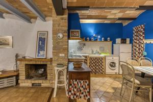 Casa Blava في Orriols: مطبخ بجدران زرقاء ومدفأة