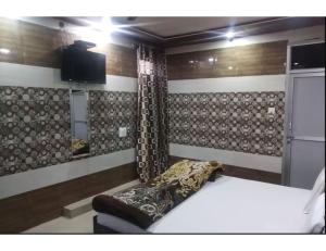 Habitación con cama y TV. en Sharma Guest House, Naina Devi, Himachal Pradesh en Anandpur Sāhib