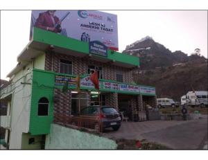un edificio con un coche aparcado delante de él en Sharma Guest House, Naina Devi, Himachal Pradesh en Anandpur Sāhib