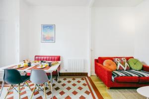 - un salon avec un canapé rouge et une table dans l'établissement Le Nid d'Ernest, à Voiron