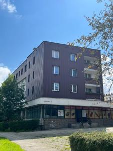 ザコパネにあるApartament 11 Zakopaneの窓のある茶色の大きな建物