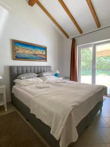 A bed or beds in a room at Villa Flora Lavenda Még 37 kép