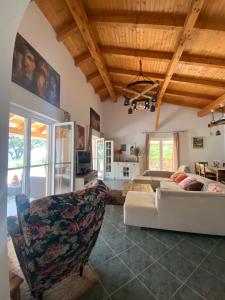 A seating area at Villa Flora Lavenda