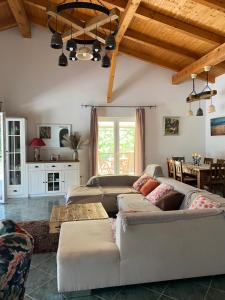 A seating area at Villa Flora Lavenda