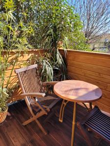 een tafel en een stoel op een terras met een tafel bij Loft 40m2 avec terrasse pilotis in Fréjus
