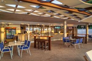 a restaurant with tables and chairs and a bar at Hotel Kanali in Kanali