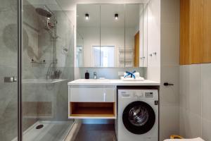 łazienka z pralką i prysznicem w obiekcie BlueApart Apartamenty Hotelowe Nexo II w mieście Puck +37 zdjęć