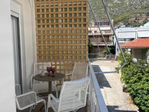 Balkón nebo terasa v ubytování Loutraki apARTment