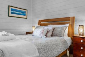 1 dormitorio con 1 cama y vestidor con 1 cama sidx sidx sidx en Peaceful & luxury Country Living, en Sandfly
