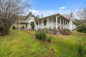 una casa blanca con césped delante en Peaceful & luxury Country Living, en Sandfly