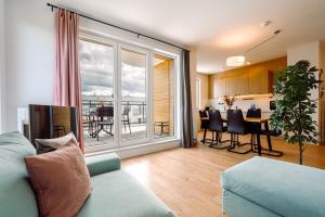 salon z kanapą i jadalnią w obiekcie BlueApart Apartamenty Hotelowe Nexo II w mieście Puck