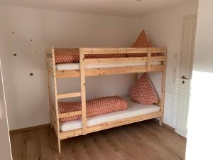 a bunk bed room with two bunk beds with pillows at Ferienwohnungen mama ELVA in Leutkirch im Allgäu