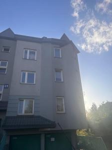 a tall white building with a sky in the background at Przestronny apartament in Gdańsk